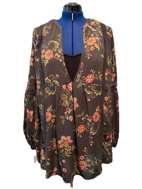 TORRID FESTI Grey Floral Crochet-Trim Peasant Blouse